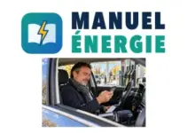 Automobiliste consultant son smartphone dans une station-service pour vérifier l’aide carburant de 100 € destinée aux grands rouleurs