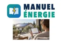 Personne consultant un graphique de production solaire sur tablette, depuis une terrasse face à une maison équipée de panneaux photovoltaïques