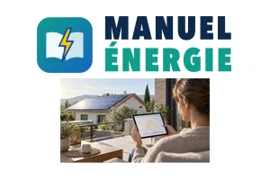 Personne consultant un graphique de production solaire sur tablette, depuis une terrasse face à une maison équipée de panneaux photovoltaïques